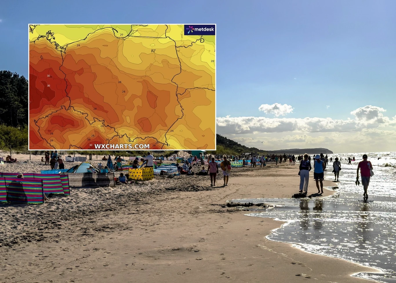 We wtorek będzie ciepło i słonecznie w całej Polsce. O deszczu możemy zapomnieć Tłum ludzi spacerujący i wypoczywający na piaszczystej plaży nad brzegiem morza, kolorowe parawany i ręczniki, w lewym górnym rogu nałożona mapa pogodowa z intensywnymi czerwonymi i żółtymi kolorami sugerującymi wysokie temperatury na obszarze Polski.