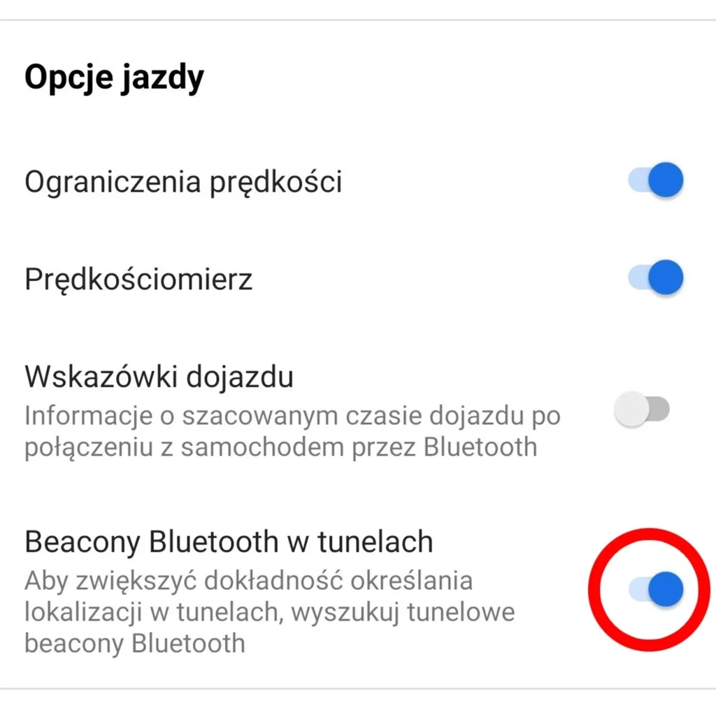 Ekran ustawień aplikacji pokazujący opcje jazdy, takie jak ograniczenia prędkości, prędkościomierz, wskazówki dojazdu oraz możliwość wyszukiwania beaconów Bluetooth w tunelach; włączone są trzy z czterech opcji, podświetlone na niebiesko.
