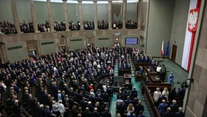Zmiana lidera, jeden z koalicjantów poza Sejmem. Najnowszy sondaż partyjny