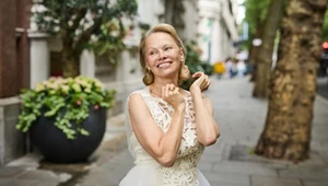Pamela Anderson sprzedaje ogórki za 130 zł. Po co gwiazda kisi róże?