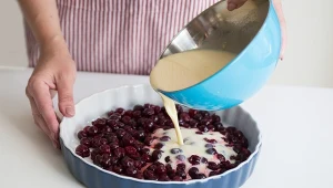 Zalej wiśnie puszystą masą i upiecz. 10 minut pracy, a pyszne ciasto gotowe