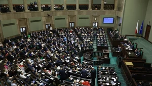 Zmiana lidera, jeden z koalicjantów poza Sejmem. Najnowszy sondaż partyjny