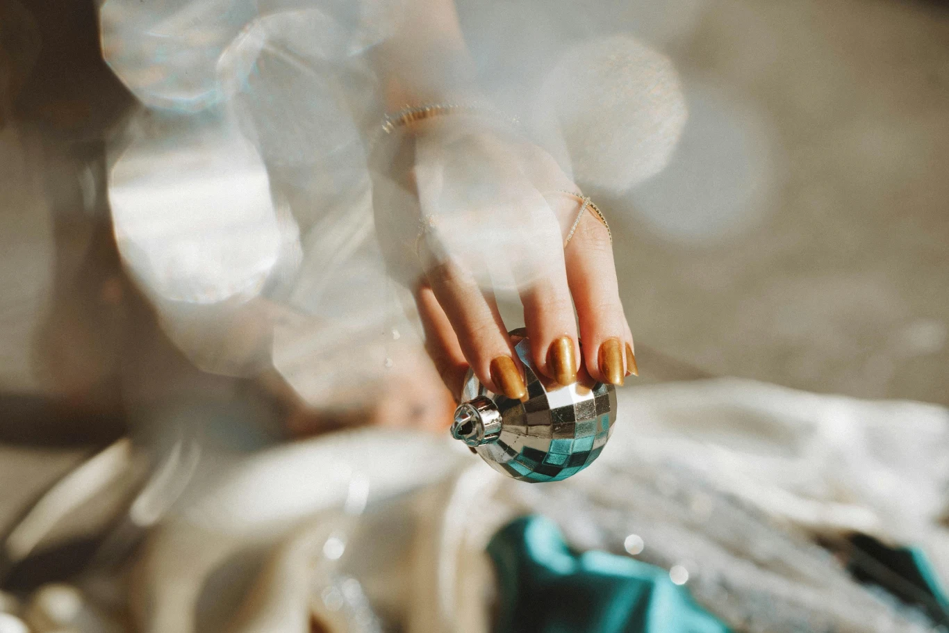 Złoty świąteczny manicure