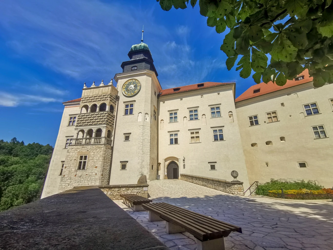 Zamek Pieskowa Skała po przebudowie, która miała miejsce pomiędzy 1542 a 1544 r. Zamek Pieskowa Skała po przebudowie, która miała miejsce pomiędzy 1542 a 1544 r.