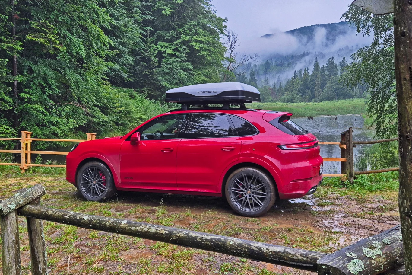 Namiot dachowy łatwo się składa i rozkłada, więc częsta zmiana miejsca noclegu nie jest uciążliwa Porsche Cayenne