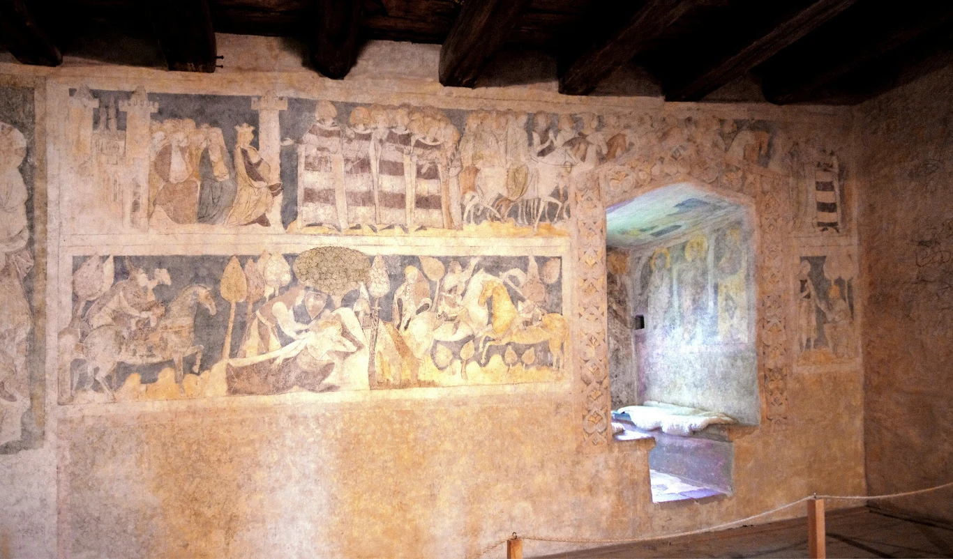 Największą atrakcją tego zabytku są wyjątkowe polichromie. Zabytkowy fresk na ścianie przedstawiający liczne sceny ze średniowiecza, umieszczony w kamiennym wnętrzu z widocznym małym przejściem i surowym drewnianym sufitem.