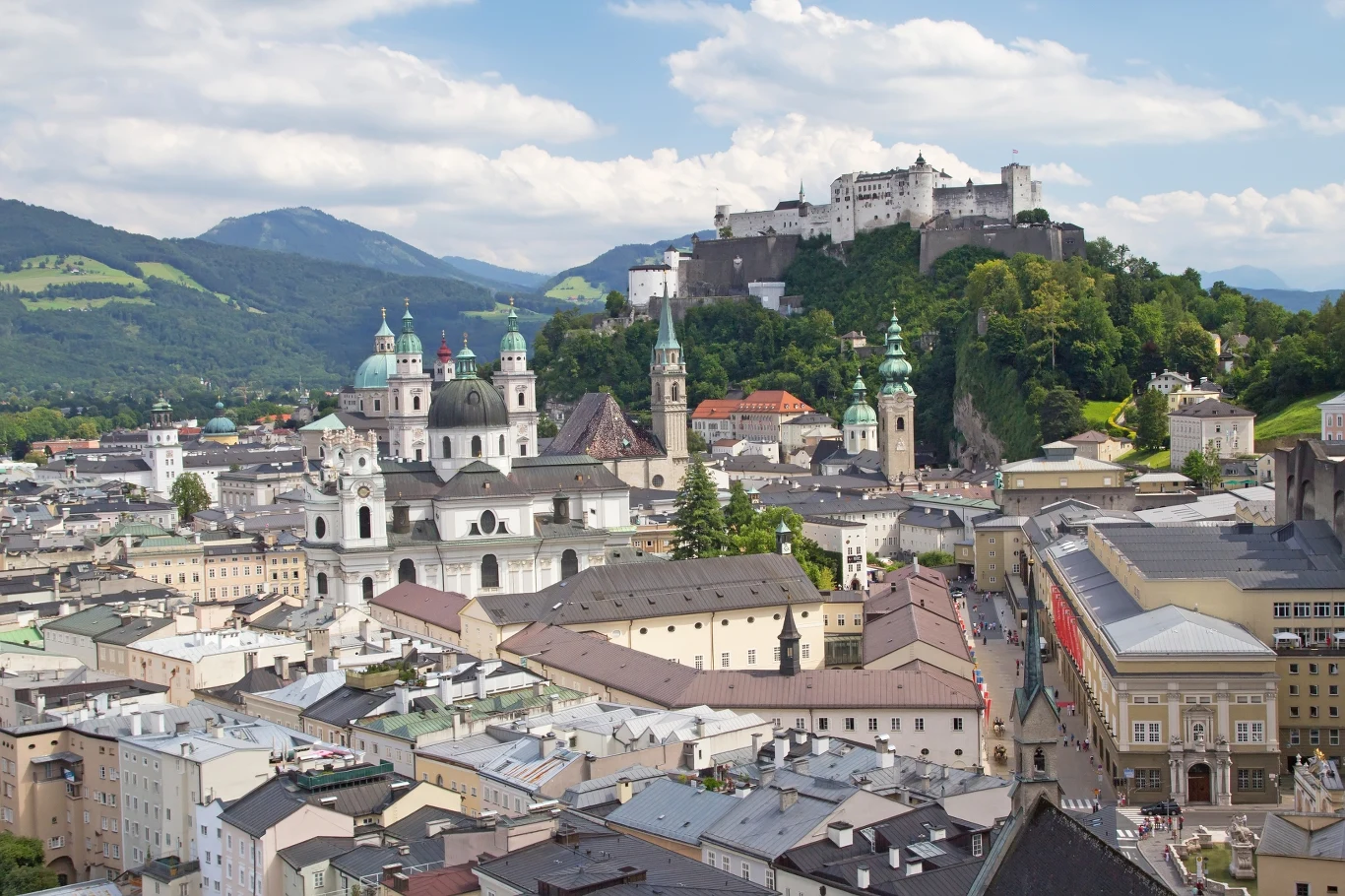 Salzburg to nie pierwsze miasto, w którym limity w restauracjach stały się standardem Zabytkowa architektura starego miasta z dominującą twierdzą Hohensalzburg na wzgórzu w tle, otoczona zielonymi wzgórzami oraz liczne kościoły z charakterystycznymi kopułami i wieżami pośród gęstej zabudowy miejskiej.