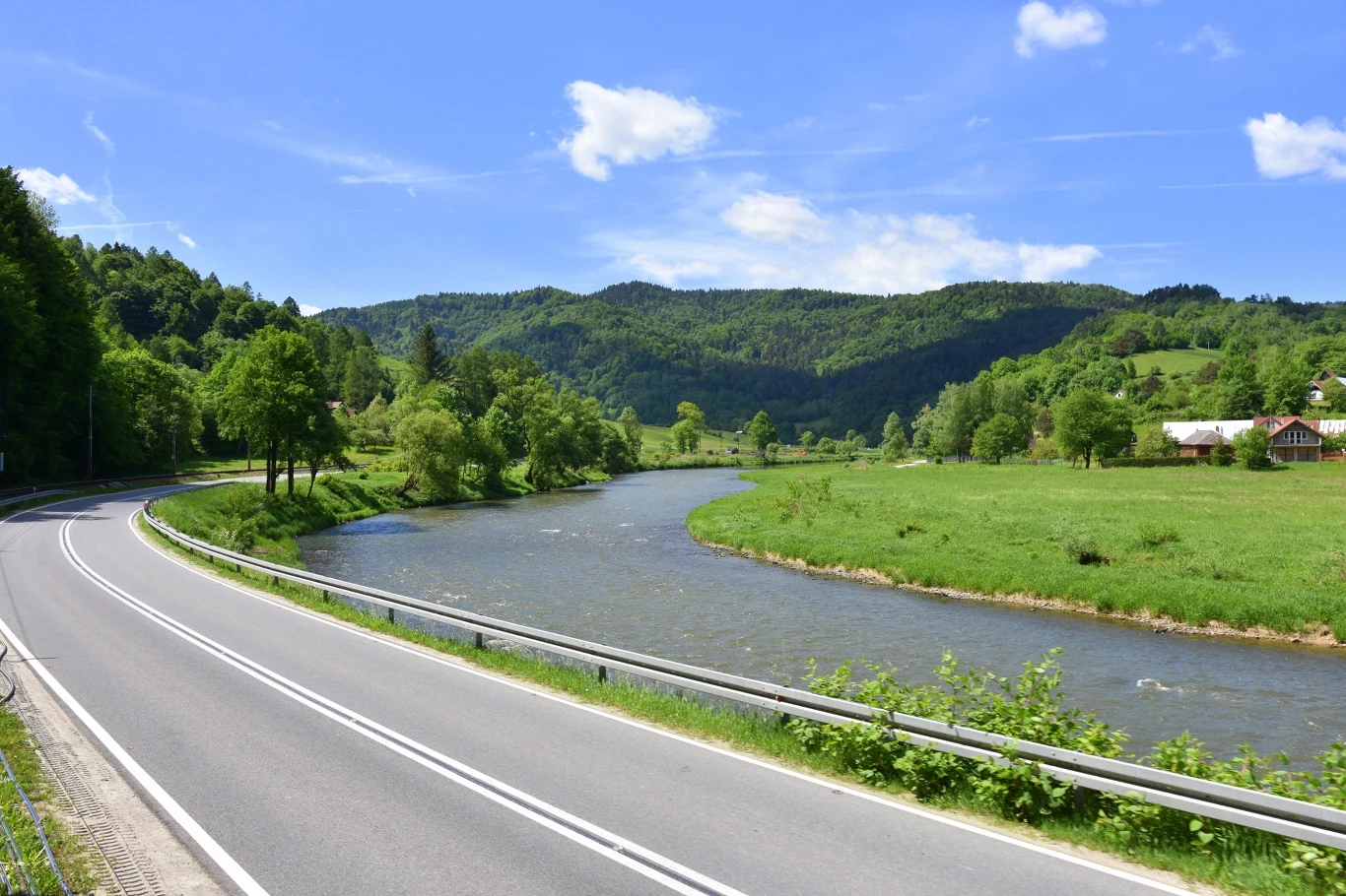Żegiestów-Zdrój leży nad rzeką Poprad. Latem można skorzystać tutaj ze spływów kajakowych lub pontonowych. 