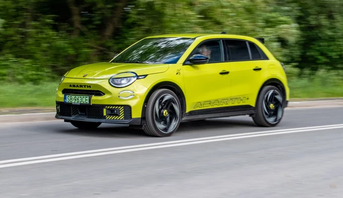 Abarth 600e jest rekordowo mocny i drogi. Ponad 200 tys. zł za 200 km zasięgu