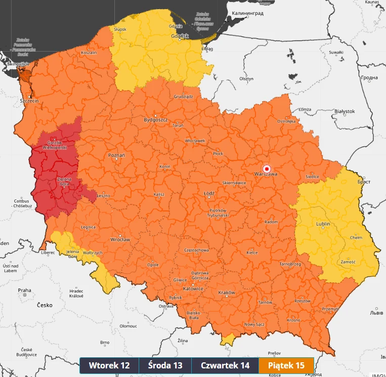 Kolorowa mapa Polski z podziałem na województwa, ukazująca prognozę lub poziom zagrożenia na kolejne dni tygodnia. Różne odcienie żółtego, pomarańczowego i czerwonego wskazują na zróżnicowane poziomy ryzyka w konkretnych regionach. Widoczne są nazwy na...