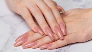 Przez lata uważane za synonim kiczu, dziś wracają do mody. Takie paznokcie będą nosić wszyscy