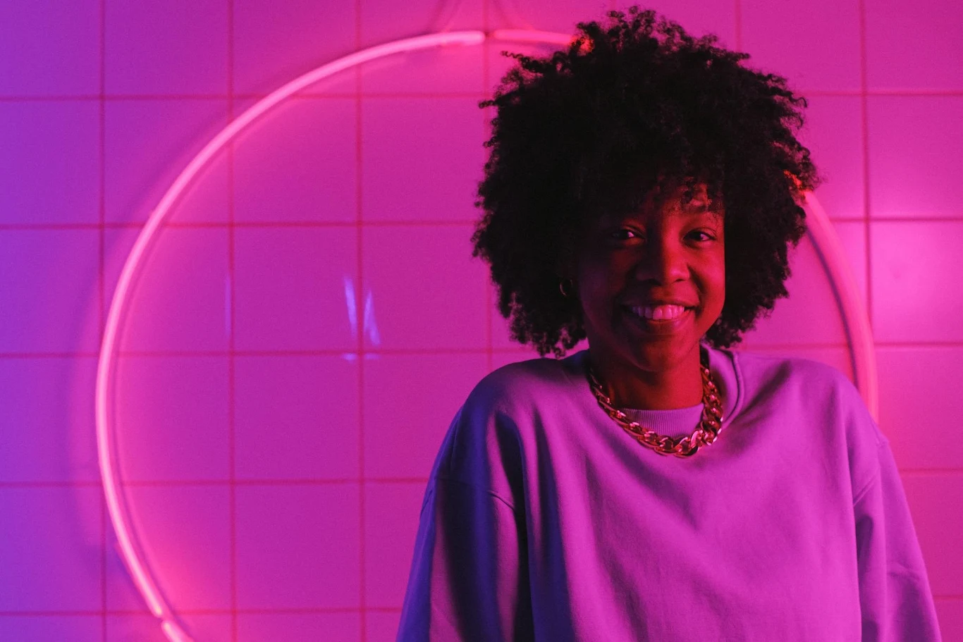 Fryzura afro w stylu lat 70.