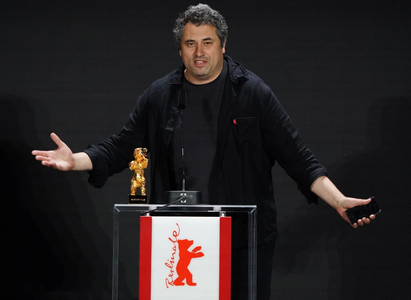 Radu Jude ze Złotym Niedźwiedziem w 2021 roku Radu Jude ze Złotym Niedźwiedziem w 2021 roku