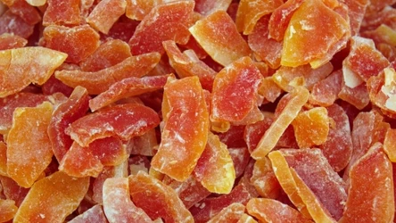 Suszona papaja ma mnóstwo wartości odżywczych, warto jednak wybierać tę naturalną, bez dodanego cukru 