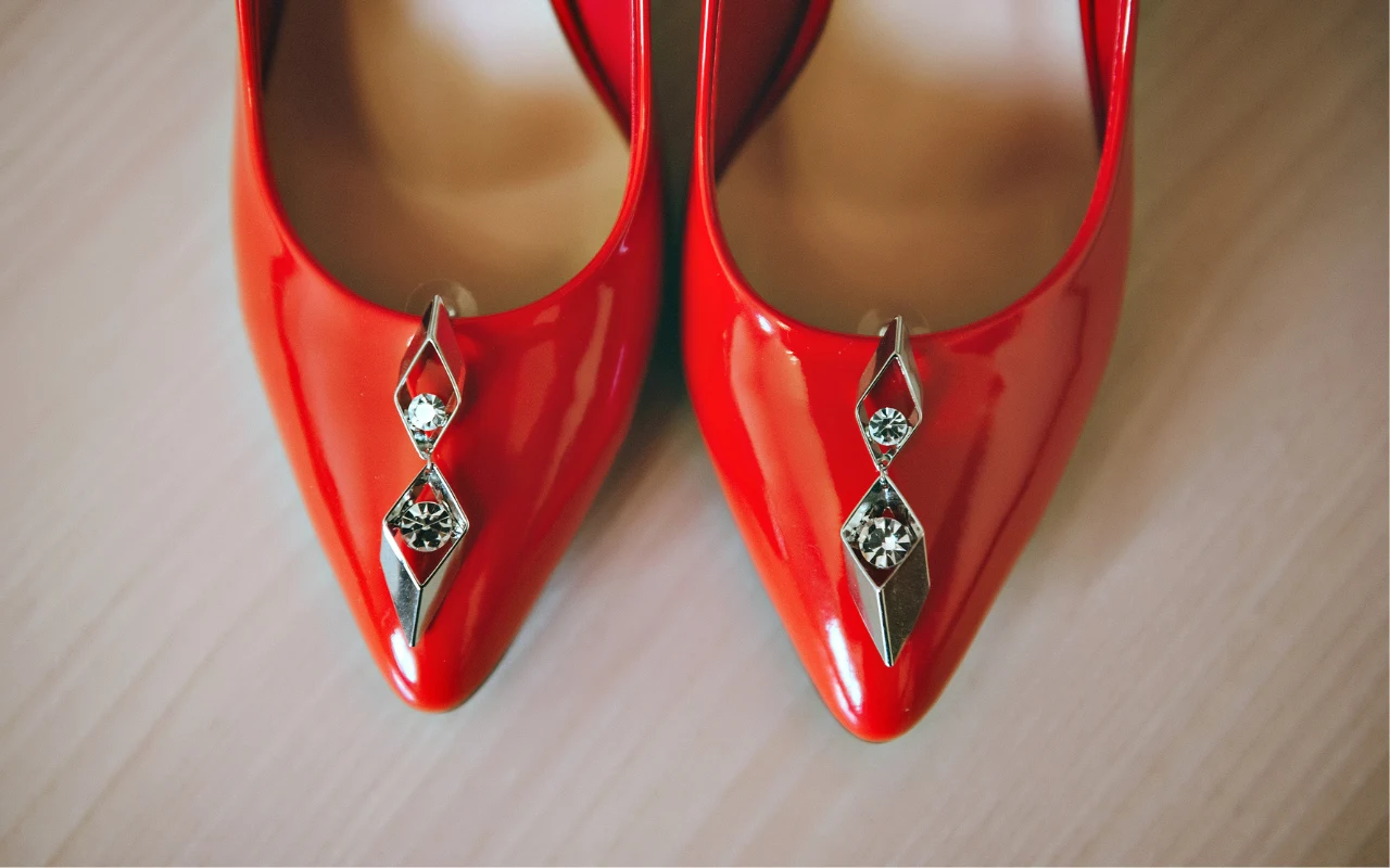 Odmień swoje szpilki kilka sekund - wypróbuj modne klipsy do butów