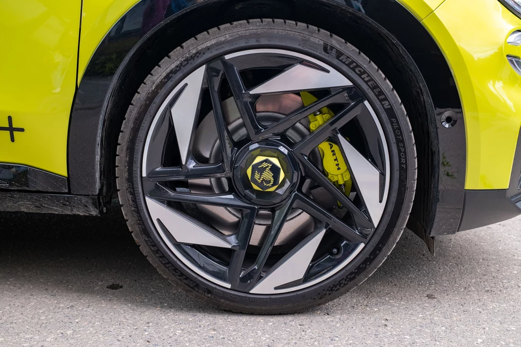 20-calowe felgi w aucie segmentu B? Abarth nie uznaje półśrodków Nowoczesne felgi aluminiowe z logo marki samochodowej na żółtym aucie, widoczne także żółte zaciski hamulcowe i fragment bocznej części karoserii, całość utrzymana w sportowym stylu.