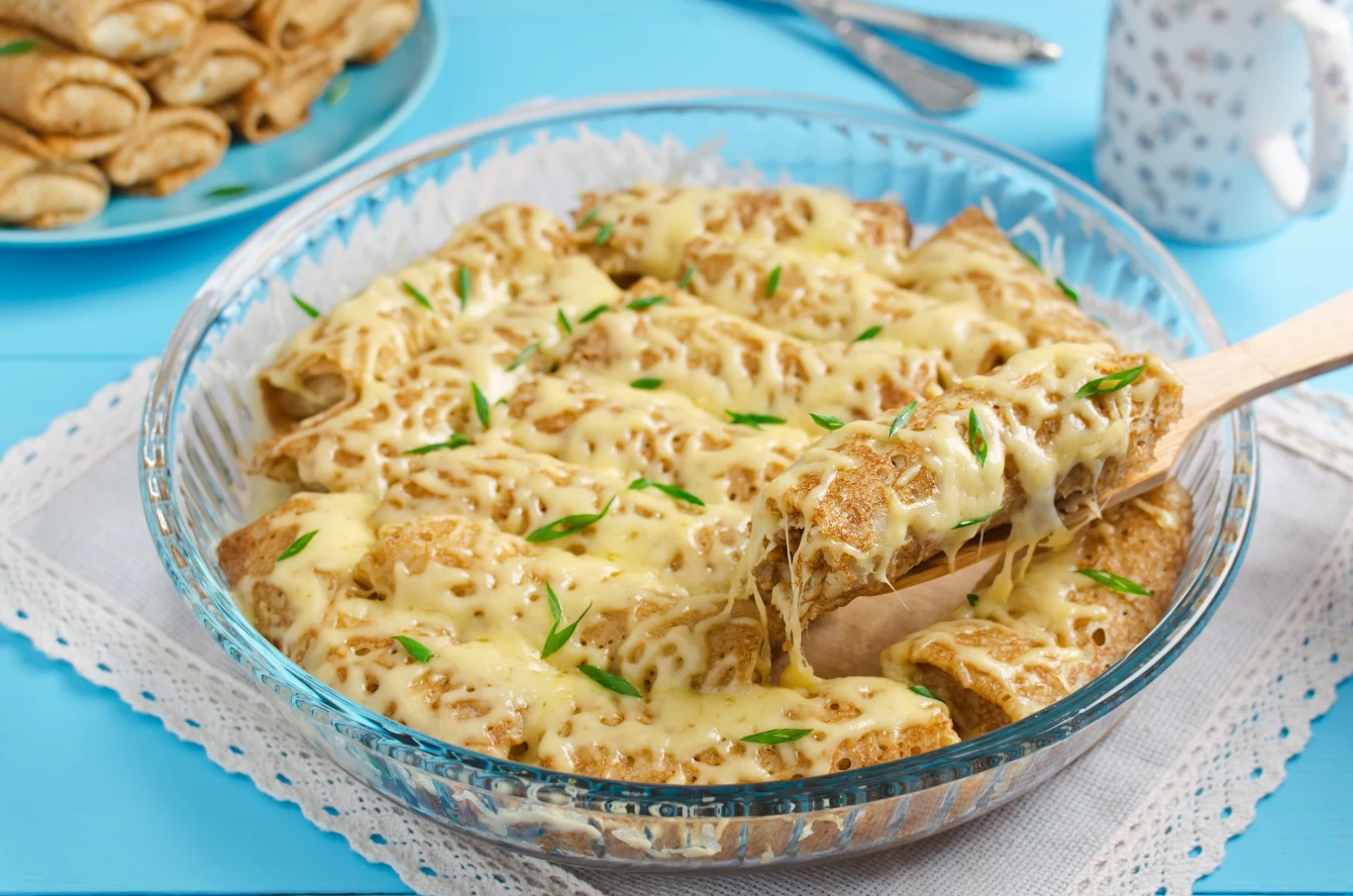 Naleśniki pod serową pierzynką to pyszna zapiekanka dla całej rodziny Naleśniki pod serową pierzynką to pyszna zapiekanka dla całej rodziny