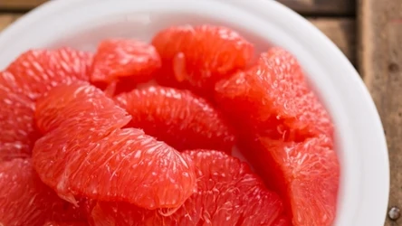 To niskokaloryczny owoc, który poleca się na diecie odchudzającej, a także dla seniorów.