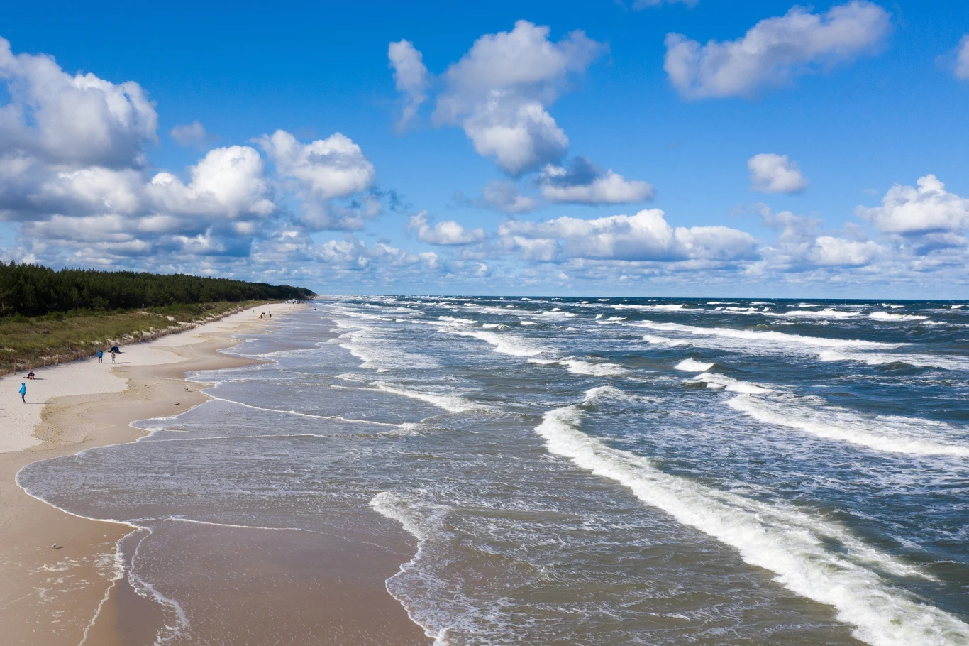 Plaża w Karwi to dobry pomysł na nadmorski relaks. Co oferuje?