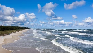 Szeroka plaża nad Bałtykiem, z piaskiem jak na Malediwach. Mało kto o niej wie 