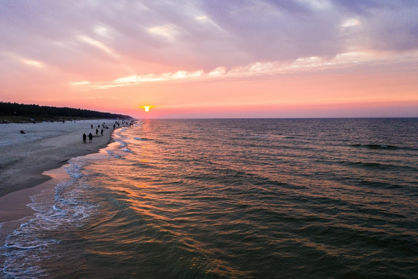 Plaża w Karwi jest długa i szeroka. W sam raz na plażowanie bądź spacer brzegiem morza.