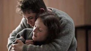 Dacre Montgomery i Vicky Krieps w "Opętanych"