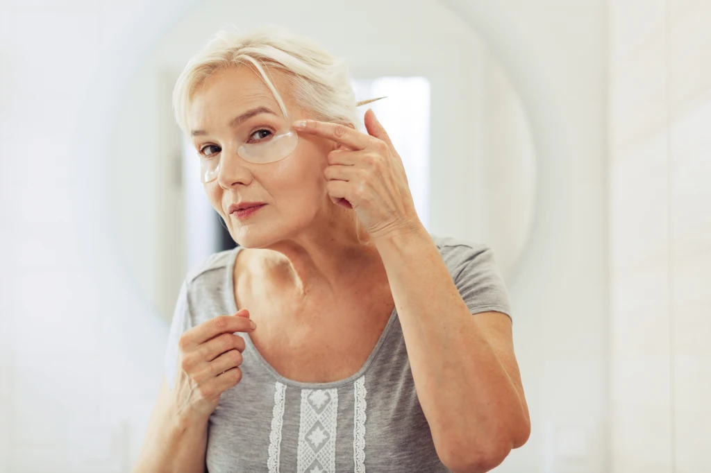 Budzisz się we spuchniętymi powiekami? Powodem może być coś poważniejszego niż jakość snu Budzisz się we spuchniętymi powiekami? Powodem może być coś poważniejszego niż jakość snu