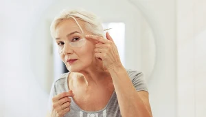 Budzisz się we spuchniętymi powiekami? Powodem może być coś poważniejszego niż jakość snu