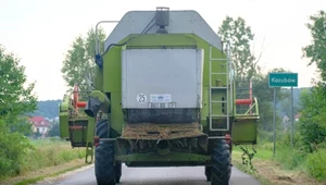 Czy kombajn rolniczy musi poruszać się z pilotem? Przepisy są niejasne