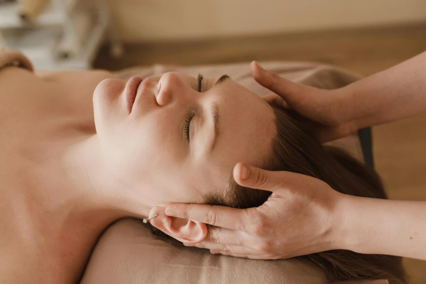 Masaż głowy i aromaterapia podczas Head Spa Masaż głowy i aromaterapia podczas Head Spa