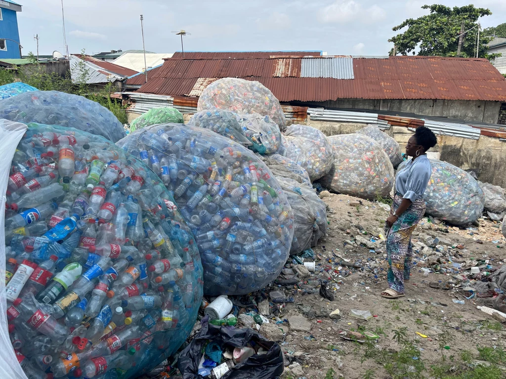 Jedno z najbardziej zanieczyszczonych miast świata, Lagos, zakazało używania plastików jednorazowego użytku. Ale to nie takie łatwe 