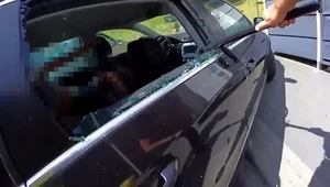 Policja musiała uwolnić 25-latka z samochodu. Powodem funkcja "Safe"? 