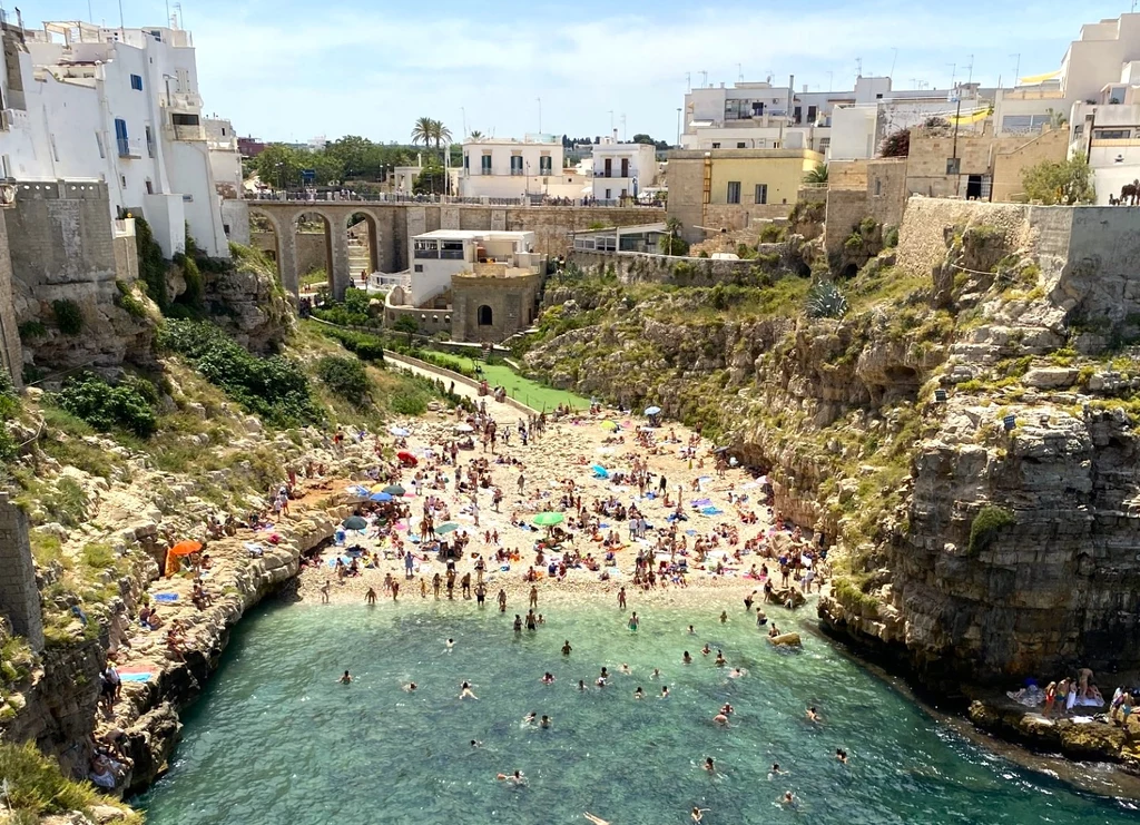 Polacy nie wiedzą, a Włosi zabraniają. Kary sięgają 1400 zł. Na zdjęciu najsłynniejsza plaża w Polignano a Mare w Apulii na południe od Bari