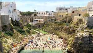 Polacy nie wiedzą, a Włosi zabraniają. Kary sięgają 1400 zł. Na zdjęciu najsłynniejsza plaża w Polignano a Mare w Apulii na południe od Bari