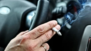 Wyrzucił papierosa przez okno. Dostał 5 tys. zł mandatu w drodze na wakacje