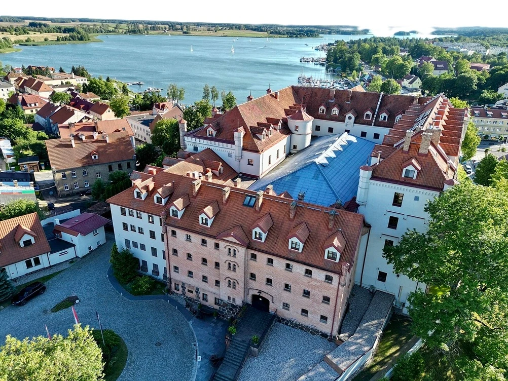 Gotycki zamek krzyżacki dziś tętni życiem.