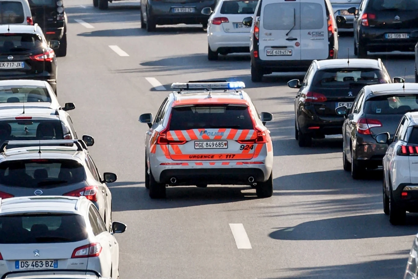 Ponad 400 tys. złotych mandatu za przekroczenie prędkości? W Szwajcarii to możliwe Samochód służb ratunkowych poruszający się środkowym pasem zatłoczonej autostrady między innymi pojazdami osobowymi i dostawczymi, obecność świateł sygnalizacyjnych na dachu pojazdu.