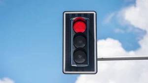Przejechałem na czerwonym świetle. Kiedy otrzymam mandat?