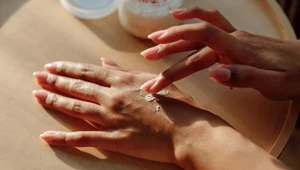 Czyste paznokcie to najgorętszy trend, a teraz nazywa się go 'Soap Nails' 