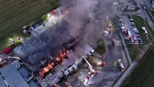Potężny pożar hali na Pomorzu został opanowany, trwa dogaszanie
