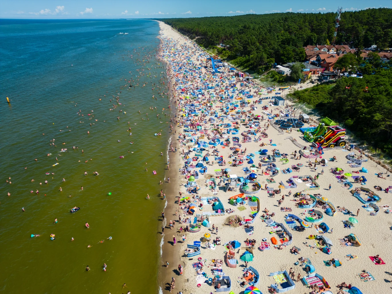 Długi weekend sierpniowy nad Bałtykiem. Nadmorskie miejscowości przeżywają prawdziwe oblężenie.