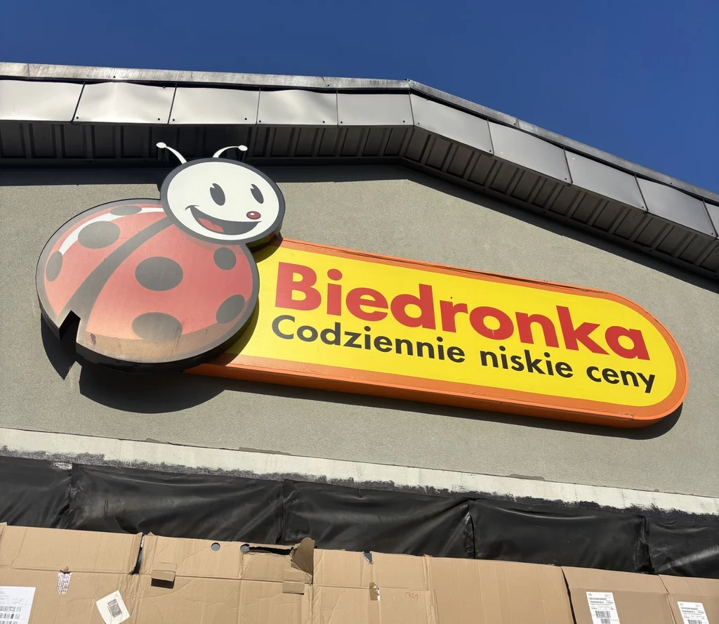 Logo sieci Biedronka na jednym ze sklepów zlokalizowanych na poznańskich Naramowicach.