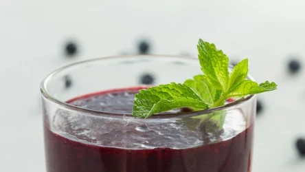 Aronia świetnie sprawdzi się do orzeźwiających, letnich koktajli 