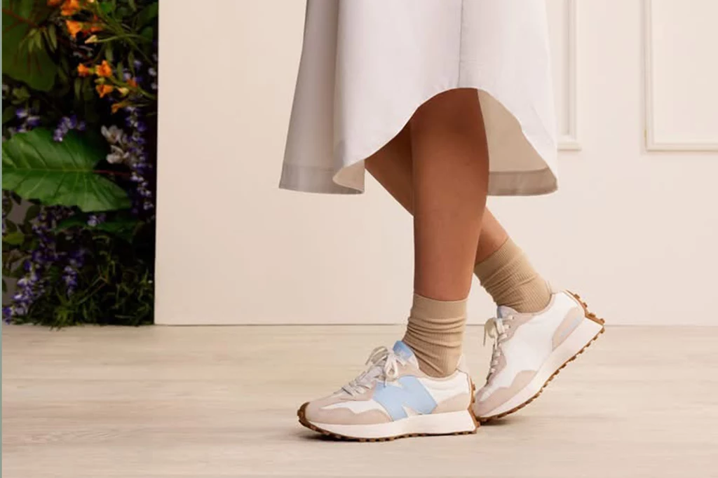 Jak wystylizować sneakersy z sukienką?