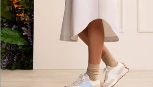 Sneakersy do sukienki - jak je stylizować na różne okazje?