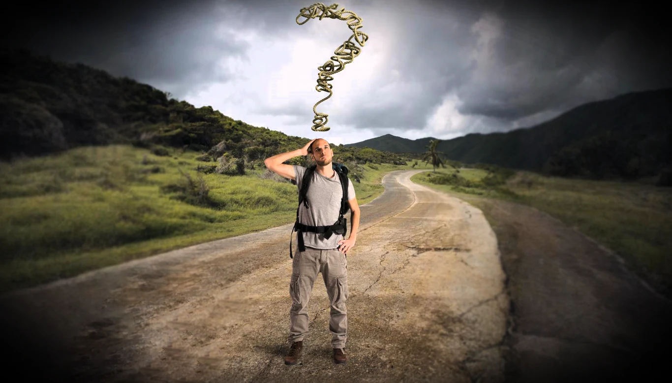 Co ty wiesz o szlakach w Polsce? Sprawdź w quizie! Mężczyzna stojący na pustej, krętej drodze, trzyma się za brodę w zamyśleniu, nad jego głową unosi się duży znak zapytania wykonany z wirującej taśmy, w tle zielone wzgórza i pochmurne niebo.