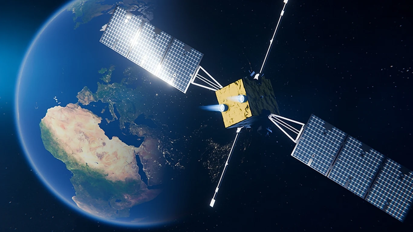 Amerykańska armia wykryje tajne obiekty kosmiczne Rosji i Chin Satelita z dużymi panelami słonecznymi unoszący się nad Ziemią, na tle widocznego kontynentu afrykańskiego i części Europy, otoczony przestrzenią kosmiczną.