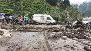 Tragiczna powódź w Indiach. "Pielgrzymów zagarnęła woda"