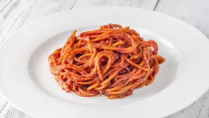 ​"Spalona" poezja patelni, czyli krótka historia apulijskiego spaghetti bruciati