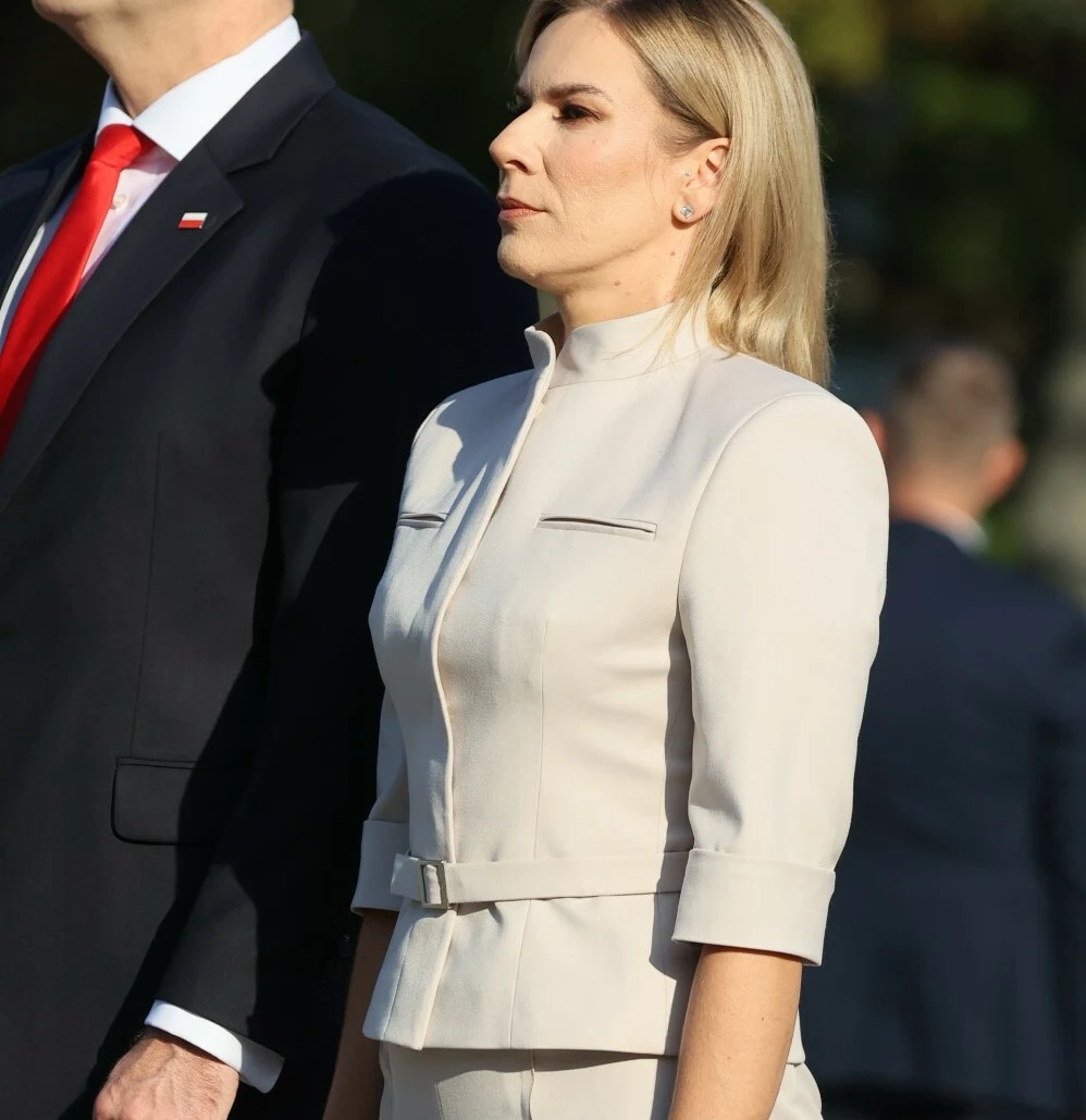 Marta Nawrocka w piątkowy poranek zaskoczyła stylizacją Marta Nawrocka w piątkowy poranek zaskoczyła stylizacją